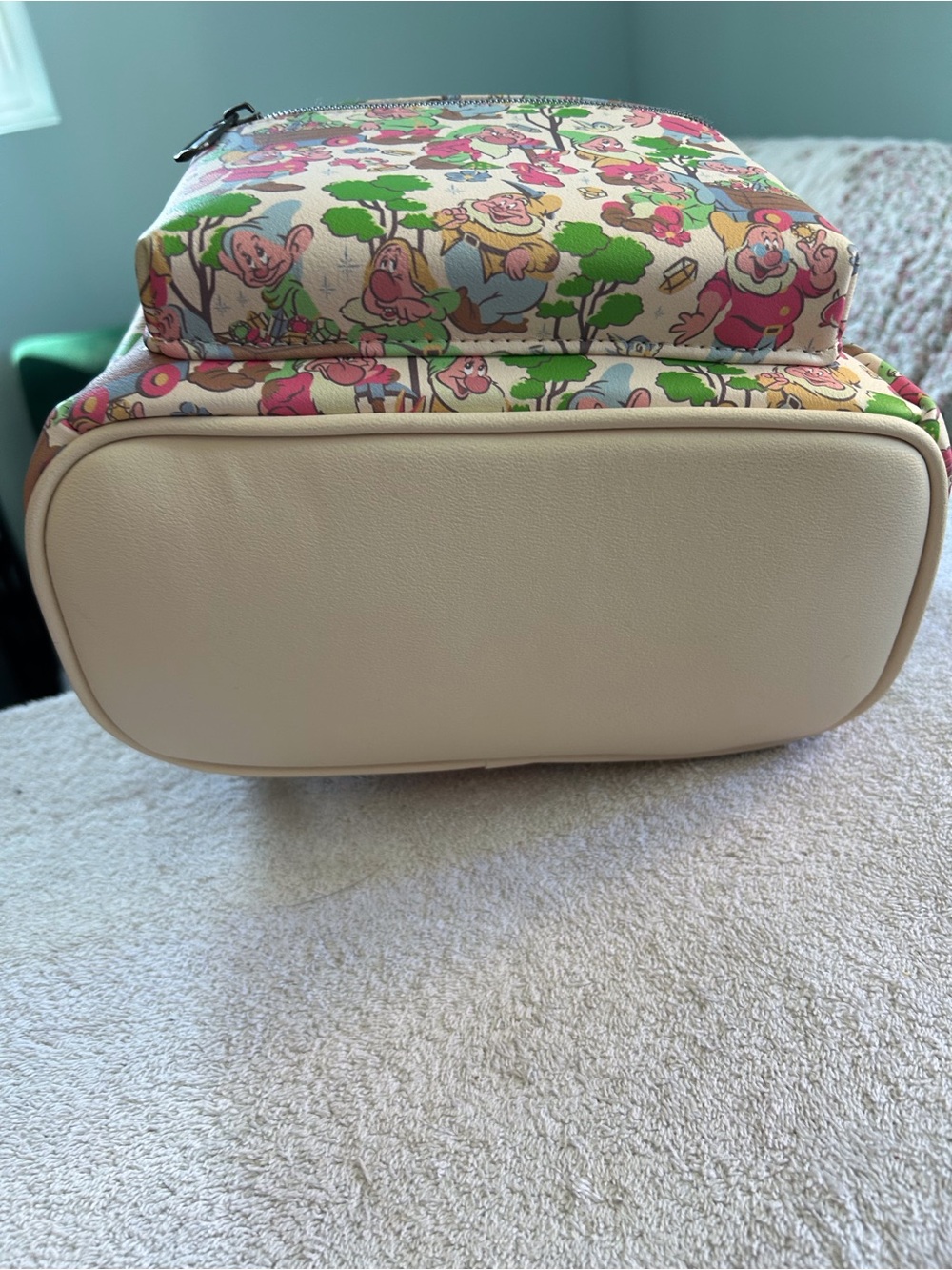 NWT Loungefly Disney Beige Seven Dwarfs Patterned Mini Backpack - Picture 4 of 6